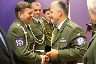 Pamětní minci převzala řada bývalých i současných pracovníků a spolupracovníků OKTE