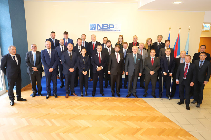 Skupinové foto účastníků 2. Dne českého obranného průmyslu v NSPA
