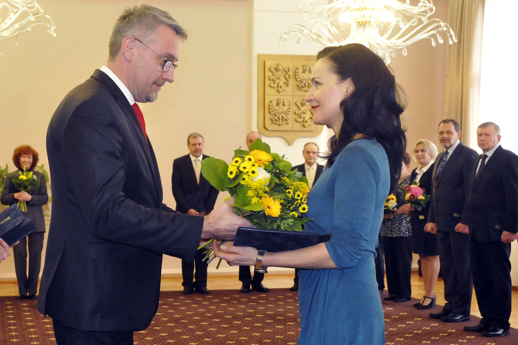 Ministr Lubomír Metnar předává děkovné listy zaměstnancům. 