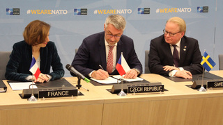 Mise v Iráku bude pokračovat, shodli se ministři obrany NATO v Bruselu