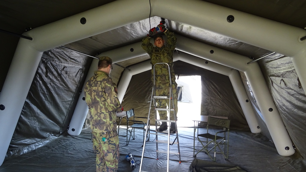 Výstavba nafukovacích stanů u Vojenské nemocnice v Olomouci 153. ženijním praporem