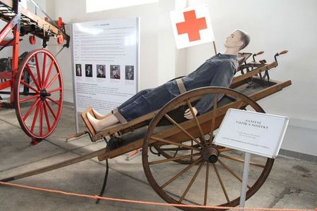 Sanitní vozík s nosítky, vyrobeno v Berlíně