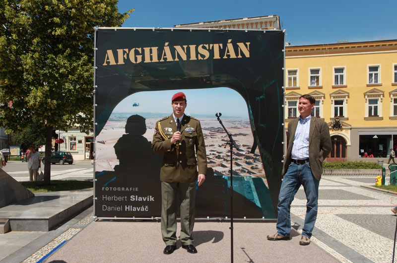 Velitel posádky a 601. skupiny speciálních sil pplk. Ing. Karel Řehka při svém projevu