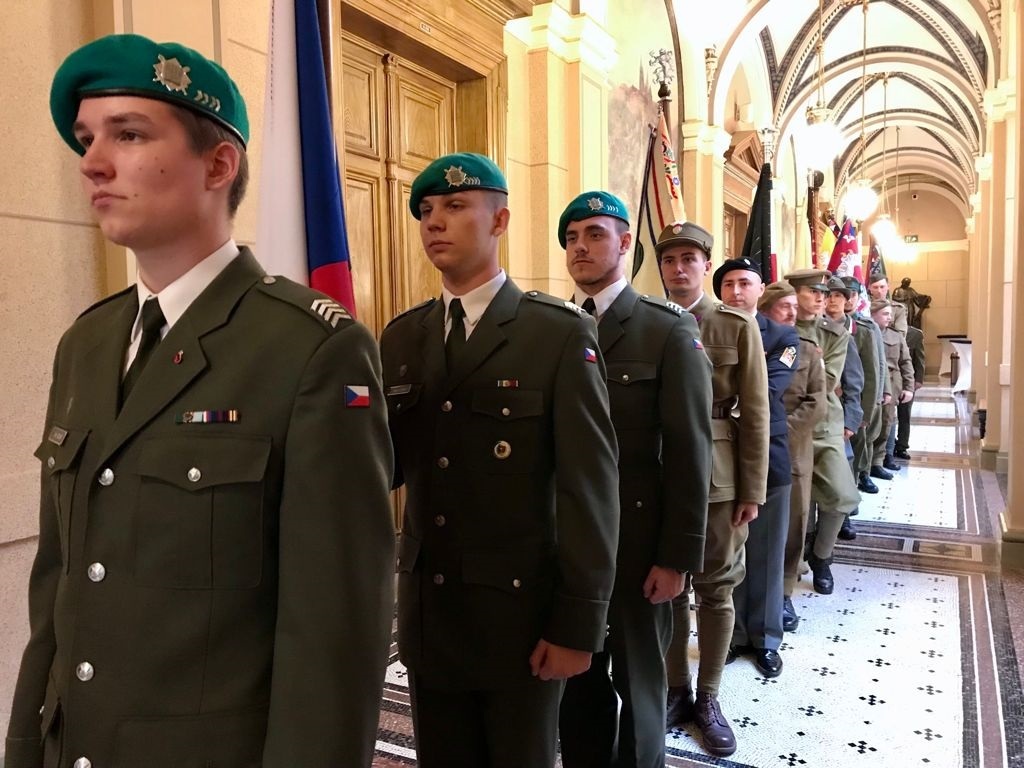 Pantheon Národního muzea během večera zdobila státní vlajka a historické legionářské prapory
