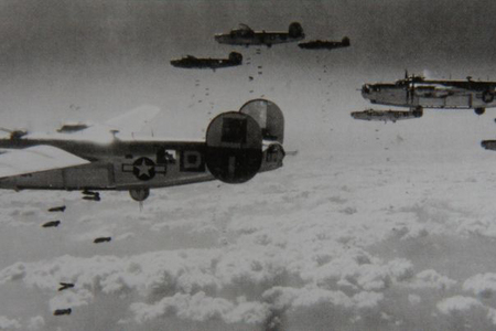 Liberatory B-24 bombardují Vídeň – na Prahu nakonec neútočily