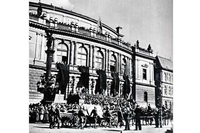 Snímky z 21. září 1937, z pohřbu T. G. Masaryka