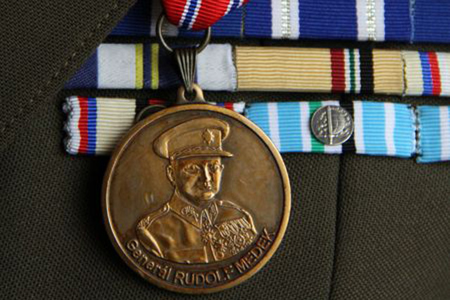 Předávání odznaku Ladě Kovářové v Armádním muzeu Žižkov. Odznak předával ředitel VHÚ Praha plukovník Aleš Knížek; gratulace od generála Jaroslava Kankii.