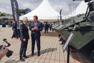 Ministr obrany dnes navštívil mezinárodní veletrh IDEB v Bratislavě