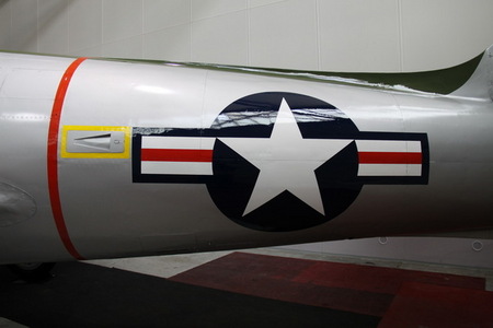 F-84 v hangáru č. 40 (4)