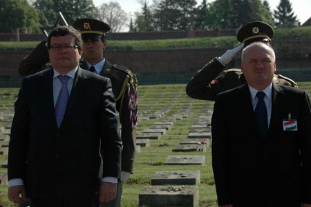Český a maďarský ministr obrany na Národním hřbitově v Terezíně