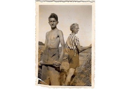 Pavel Zeimer, syn továrníka z Opavy, na dánském venkově, cca 1942. Vedle Pavla je dcera jeho dánských pěstounů, Anna Hansenová, kterou se badatelce J. Matyášové podařilo vypátrat.