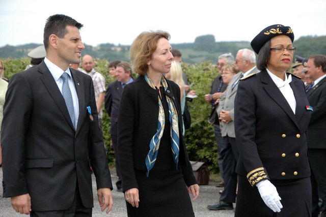 Zleva: náměstek ministra obrany Michael Hrbata, velvyslankyně ČR ve Francii Marie Chatardová a Marcelle Pierrot, prefektka francouzského departementu Vosges