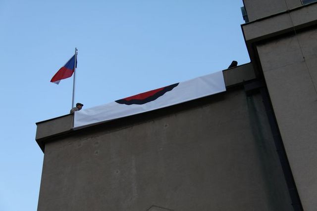 Instalace vlčího máku na budovu Armádního muzea Žižkov 5