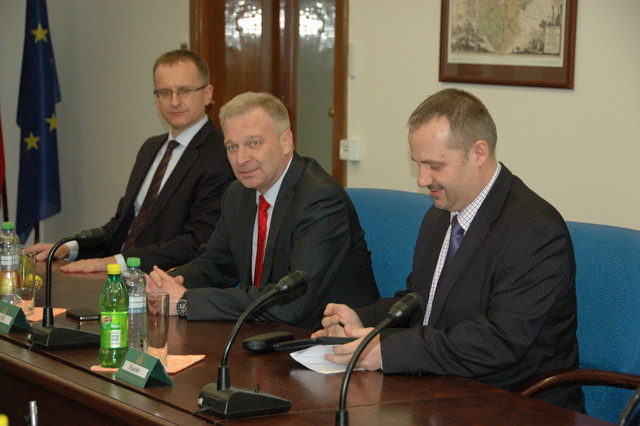 Zprava: ředitel Kabinetu MO František Šulc, ministr Vlastimil Picek, první NMO Daniel Koštoval