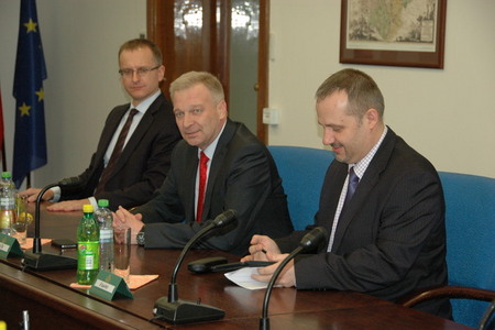 Zprava: ředitel Kabinetu MO František Šulc, ministr Vlastimil Picek, první NMO Daniel Koštoval
