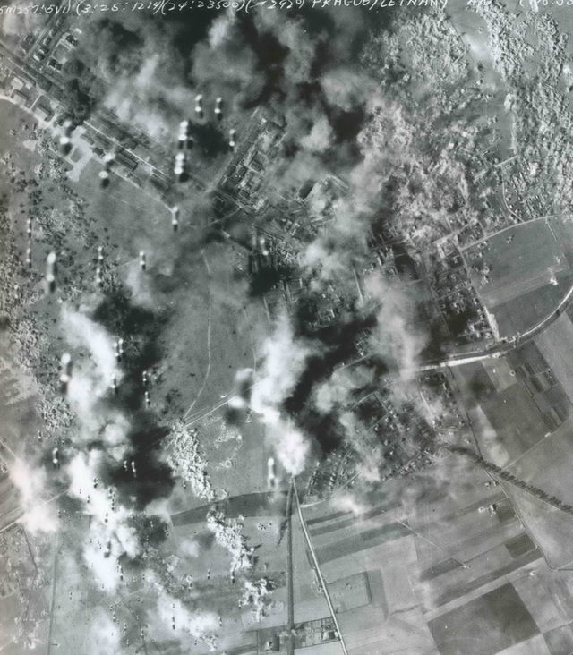 Bombardování kbelského letiště Spojenci 25. 3. 1945. Foto archiv VHÚ