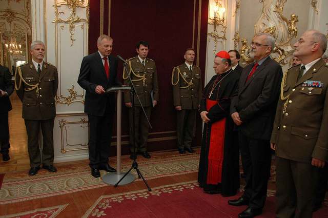 Ministr obrany při projevu v Arcibiskupském paláci