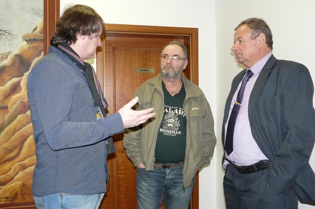 Po skončení jednání pak diskuze pokračovala i na chodbách PDA