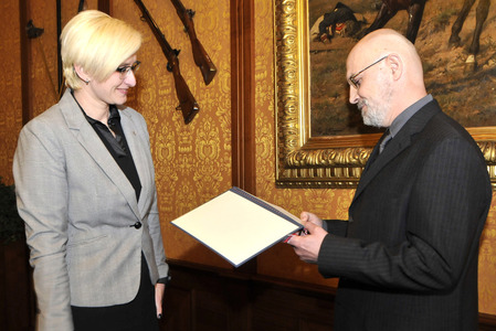 Profesor Vladimír Pitschmann si prohlíží jmenovací dekret, který podepsal prezident České republiky