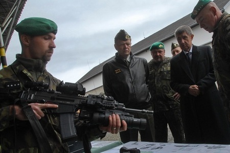 Do armády musí jít víc financí, řekl po návštěvě Přáslavic vicepremiér