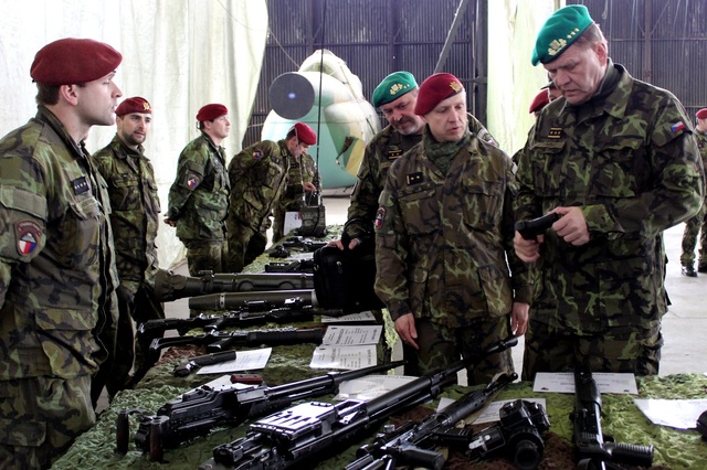 V rozhovoru s velitelem 43. výsadkového praporu pplk. Róbertem Dziakem při prezentaci výzbroje, výstroje a materiálu 43. výsadkového praporu