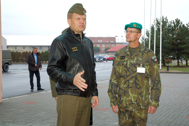 V areálu Žižkových kasáren v Olomouci  NGŠ AČR jednal s velitelem 103. centra CIMIC/PSYOPS pplk. gšt. Mojmírem Jančíkem.
