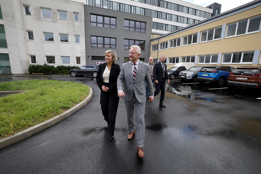 Ministr Jaromír Zůna se senátorkou Janou Mračkovou Vildumetzovou v sokolovské pobočce VSŠ a VOŠ Moravská Třebová 