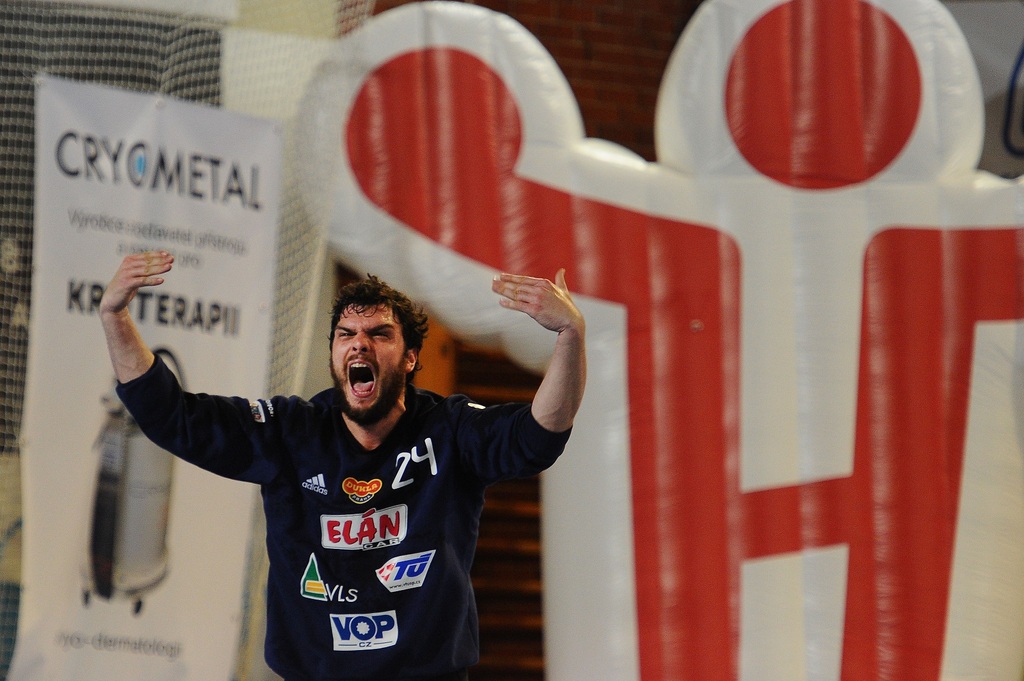  Kapitan A- týmu - brankář Tomáš Petržala burcuje své mužstvo