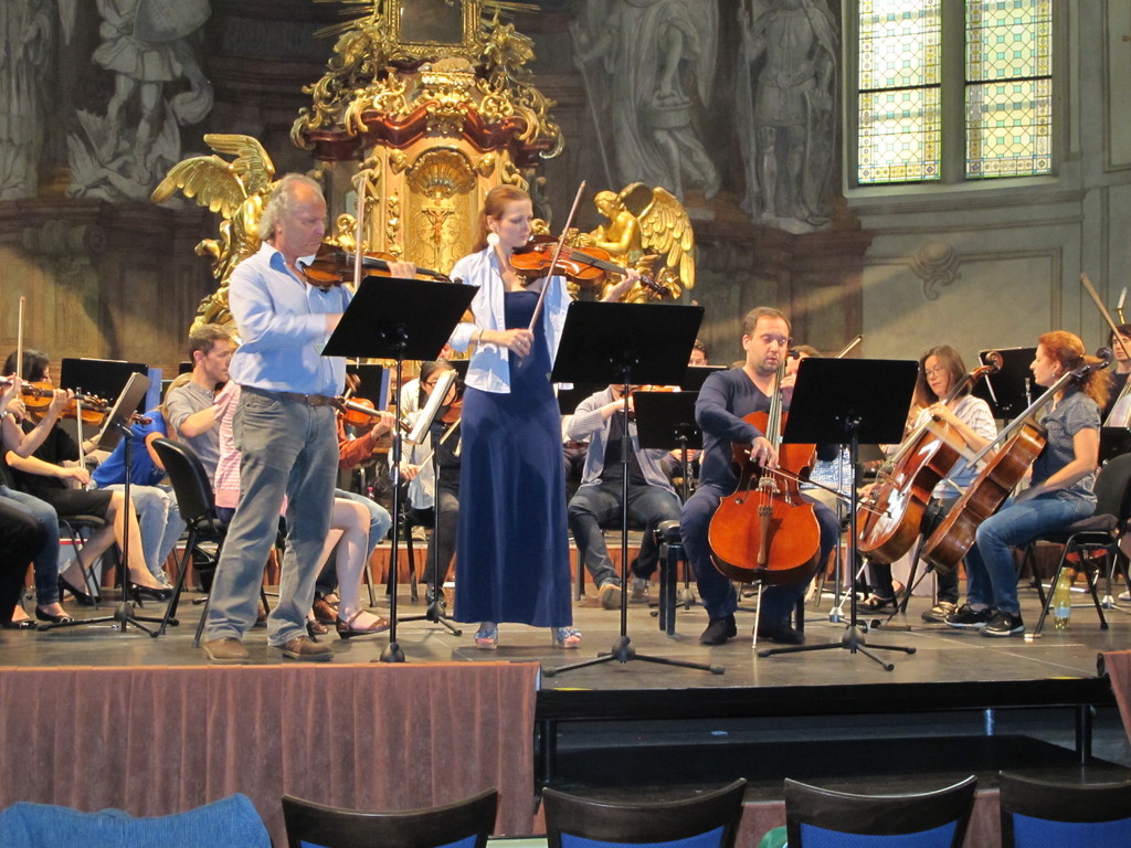 Houslista Václav Hudeček a violoncelistka Kristina Fialová při zkoušce