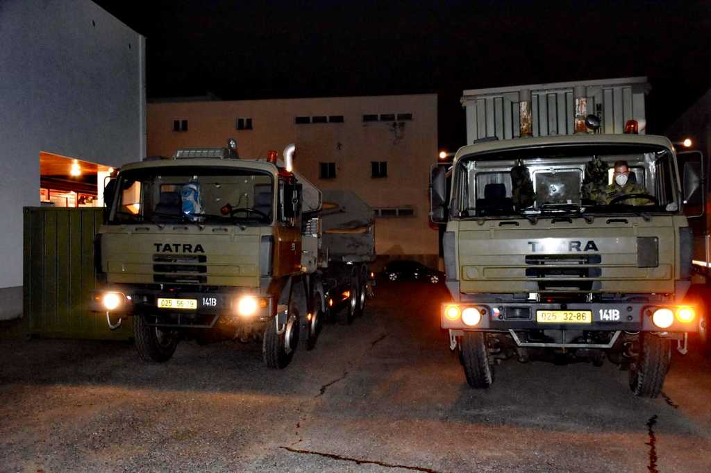  Logistici přepravují materiál podle aktuální potřeby ve dne i v noci 