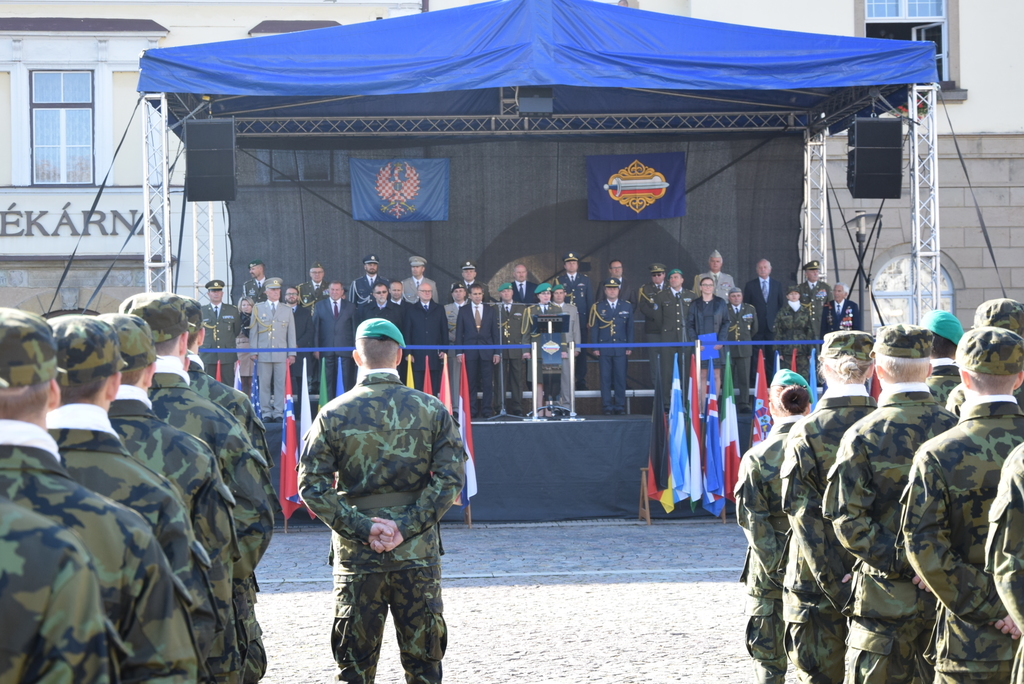  Tribuna s čestnými hosty
