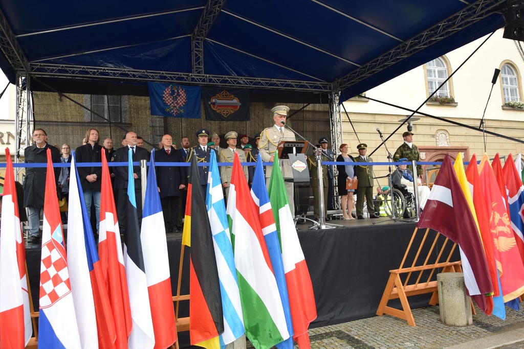 Velitel školy a čestní hosté na tribuně