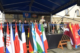 Velitel školy a čestní hosté na tribuně