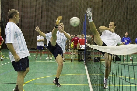 Turnaj v nohejbalu o pohár A reportu: smeče střídaly hlavičky a milimetrová podání