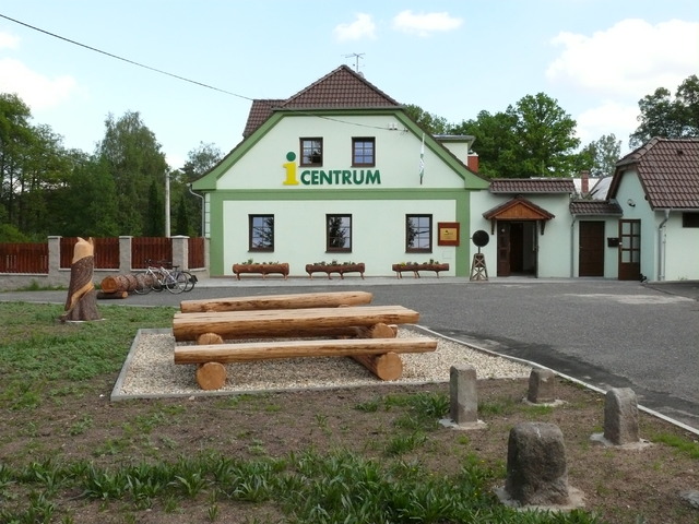 Informační centrum VLS v Hradčanech je jedním z epicenter turistiky v Ralsku. Návštěvníci zde naleznou interaktivní výstavu o místní přírodě, u infocentra s parkovištěm mohou také nastoupit na hlavní turistické trasy v unikátní přírodní lokalitě, včetně naučné stezky VLS Jeřáb.