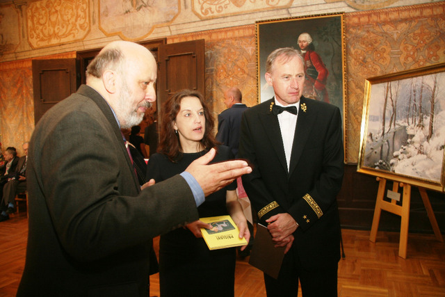  Generál Kocián si prohlíží vystavené obrazy