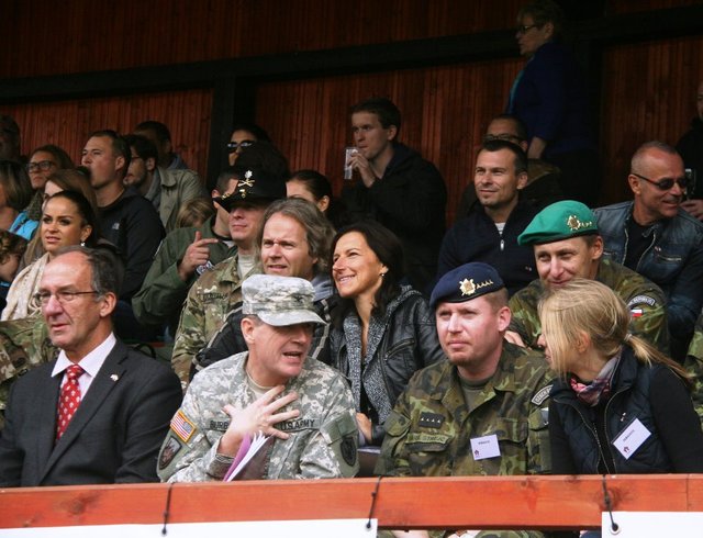 Mezi diváky na tribuně byli silně zastoupeni i američtí a čeští vojáci