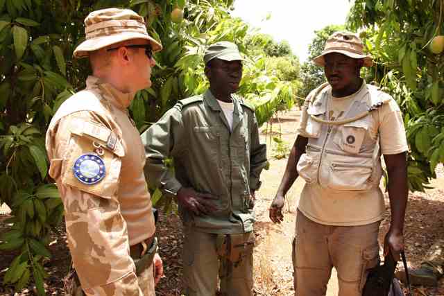 Český instruktor se domlouvá s malijskými veliteli