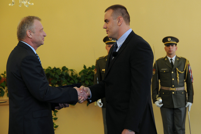 Ministr Picek gratuluje koulaři Prášilovi