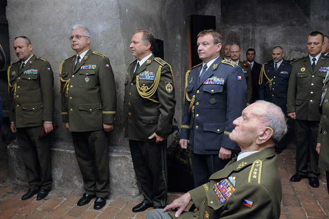 Uctění památky padlých minutou ticha (zleva): plk. v.z. Klinovský, brig. gen. Kožiak, brig. gen. Novosad, genmjr. Mikulenka a genpor. v.v. Klemeš