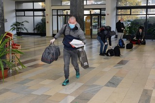   V odstupech od sebe procházeli vstupním přijímacím kolečkem