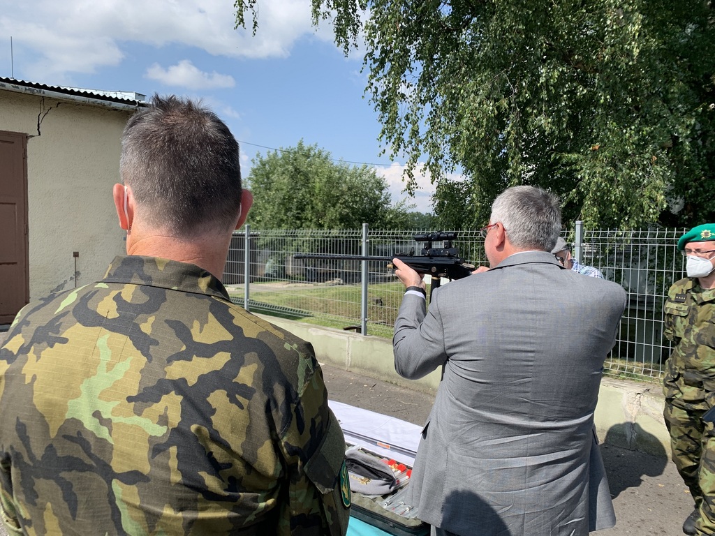 Ministr si vyzkoušel narkotizační pušku