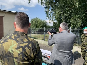 Ministr si vyzkoušel narkotizační pušku
