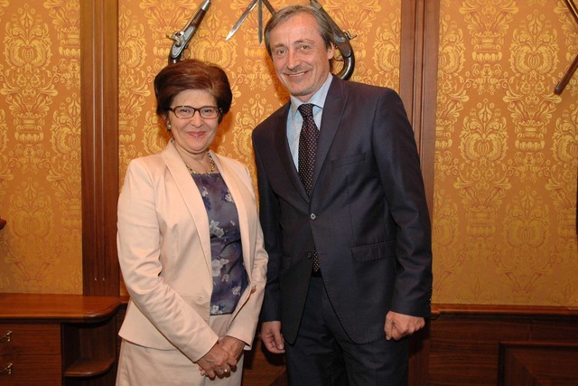 Společná fotografie ministra obrany a polské velvyslankyně