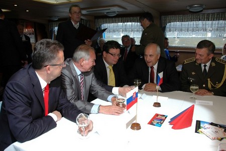 U rozhovorů nechyběl ani slovenský přidělenec obrany v ČR generálmajor Milan Maxim (vpravo)