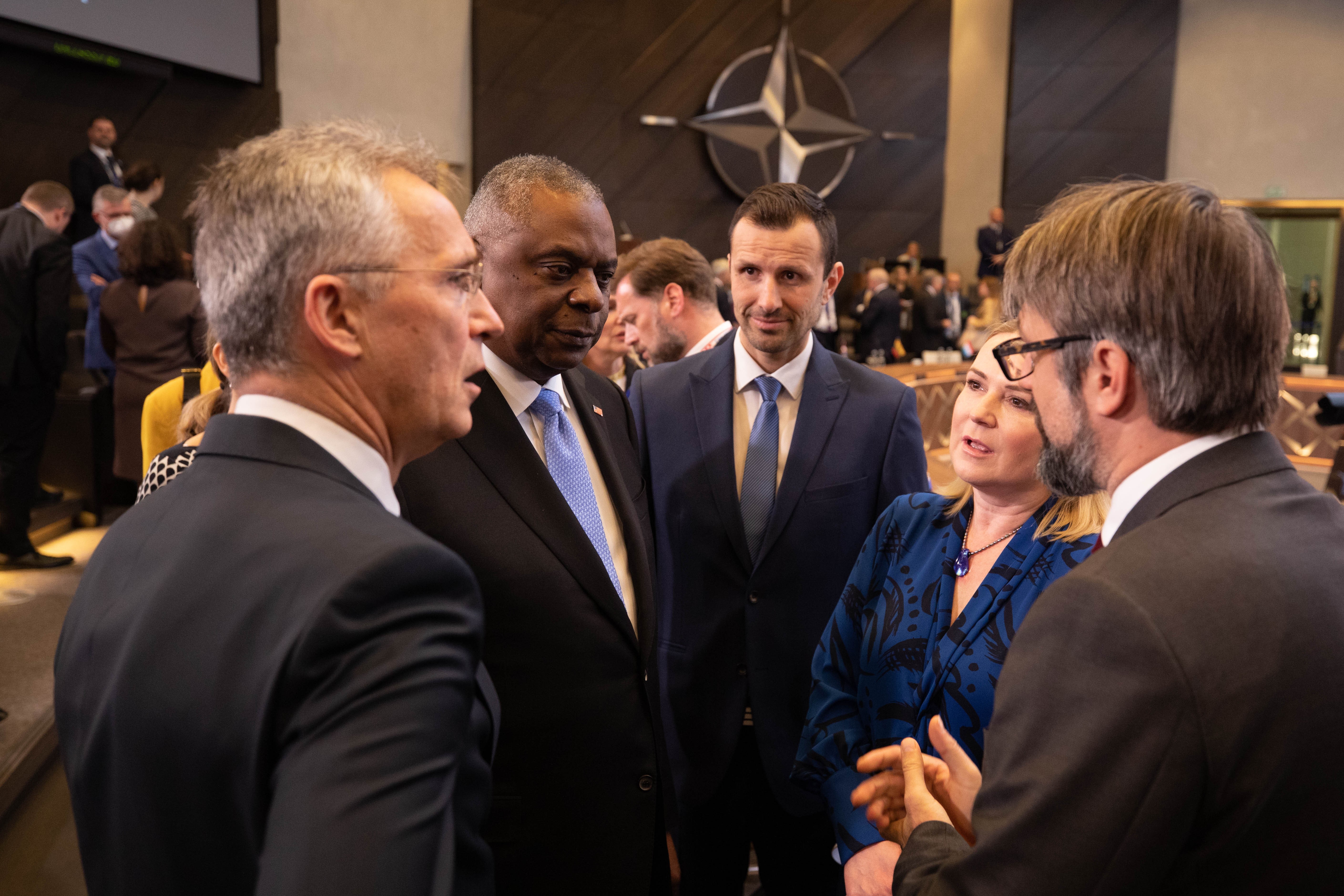 Za přítomnosti generálního tajemníka NATO Jense Stoltenberga jednala ministryně Černochová i s americkým ministrem obrany Lloydem Austinem