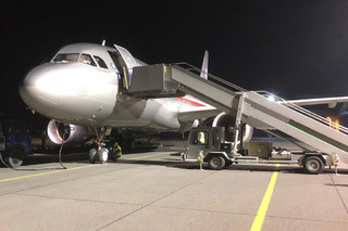 Krátce před půl třetí dnes v noci přistál ve Kbelích armádní letoun Airbus A-319 se 150 tisíci rychlotesty.