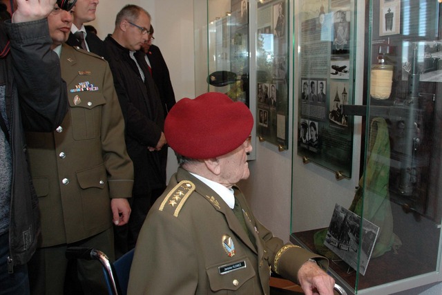 Generál Klemeš si prohlíží výstavu v rodném domě Jana Kubiše