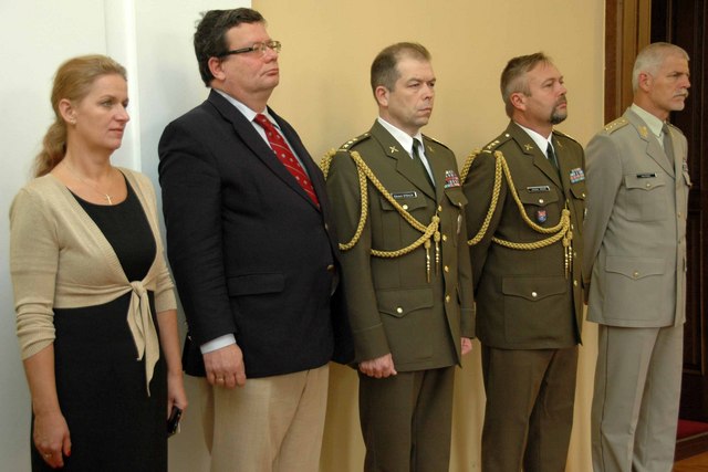 Mezi hosty byla (zleva) náměstkyně ministra obrany pro personalistiku Lenka Ptáčková Melicharová, bývalý ministr obrany Alexandr Vondra i náčelník Generálního štábu AČR generál Petr Pavel (zcela vpravo)