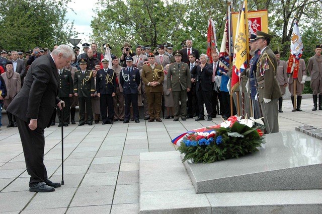 Prezident Miloš Zeman vzdává poctu